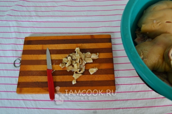 Порезать мясо на мелкие кусочки