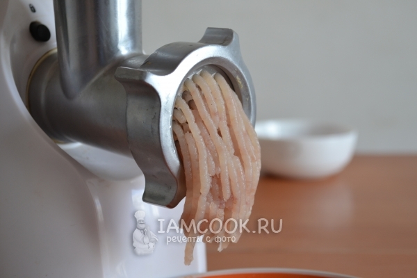 Перекрутить мясо рыбы на мясорубке