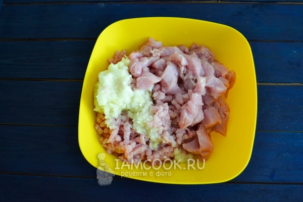 Положить измельченные овощи в фарш