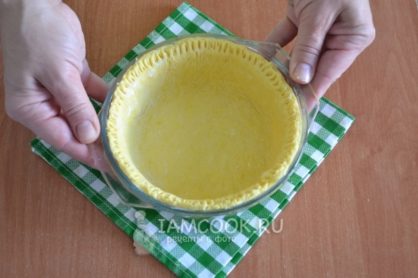 Выложить тесто в форму