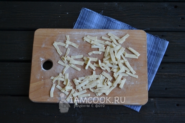 Порезать тесто на полосочки