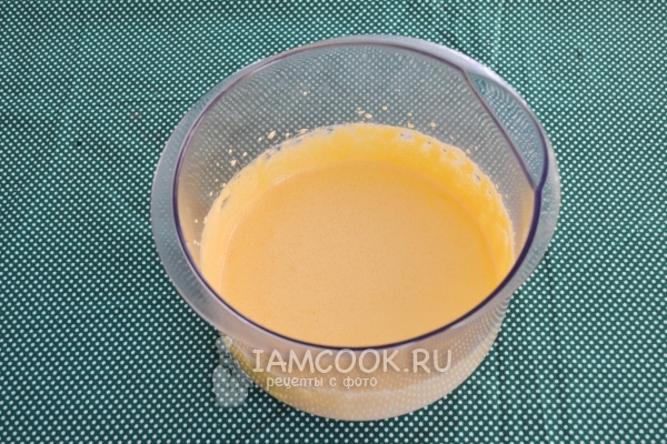 Взбить желтки с сахаром