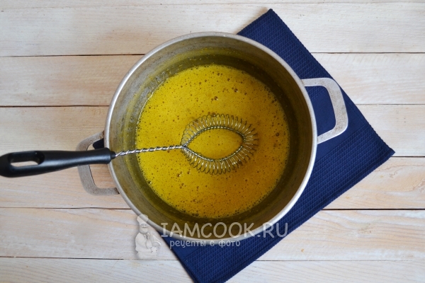 Взбить яйца с сахаром