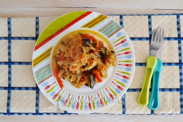 Готовые тушеные баклажаны с капустой