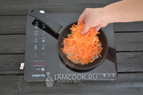 Обжарить лук с морковью