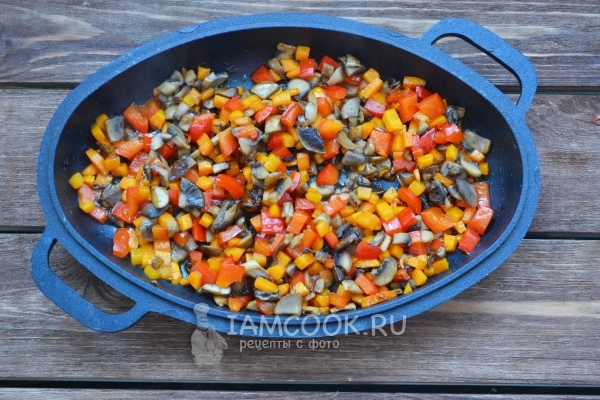 Пожарить грибы с овощами