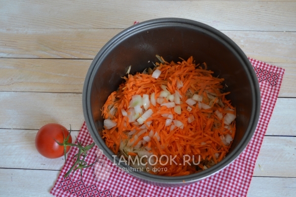 Добавить лук и морковь