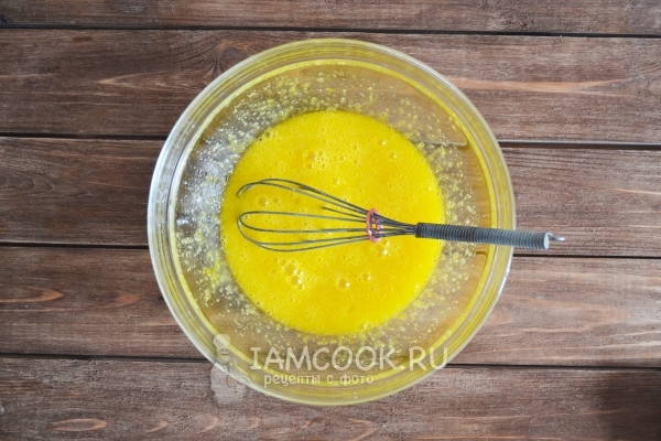 Взбить яйца с сахаром