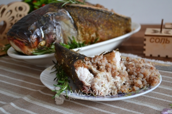 Фаршированный гречкой толстолобик, запеченный целиком