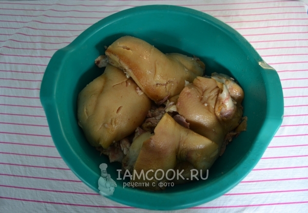 Достать мясо из кастрюли