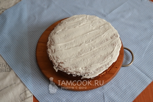 Покрыть торт кремом