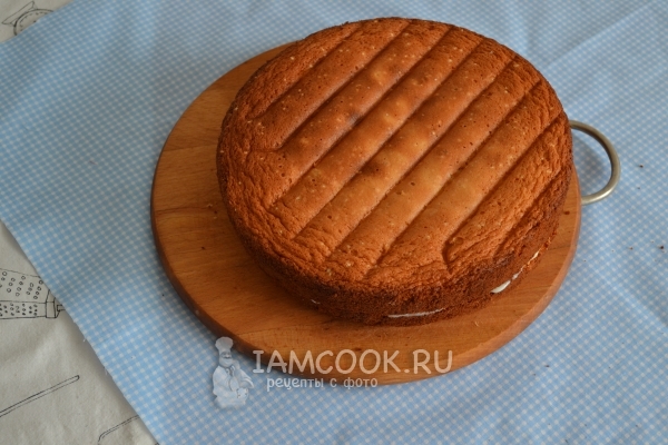 Промазать бисквит кремом