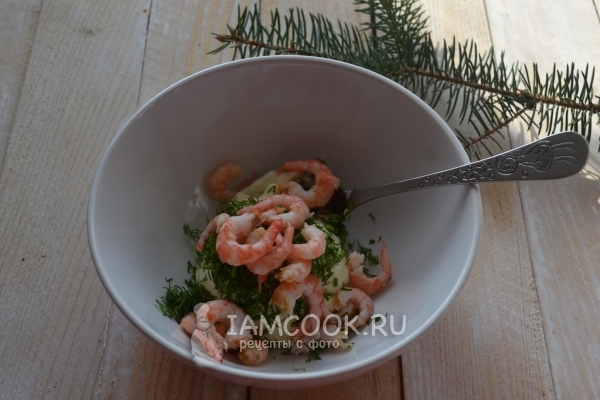 Добавить креветки