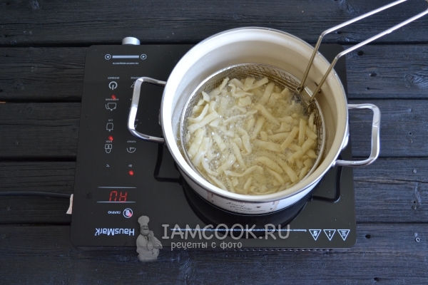 Пожарить в масле полоски теста