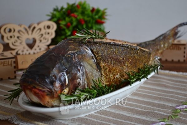 Фото фаршированного гречкой толстолобика, запеченного целиком