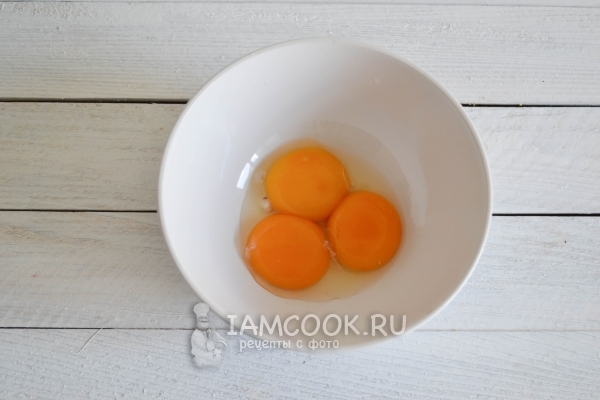Вбить в тарелку желтки