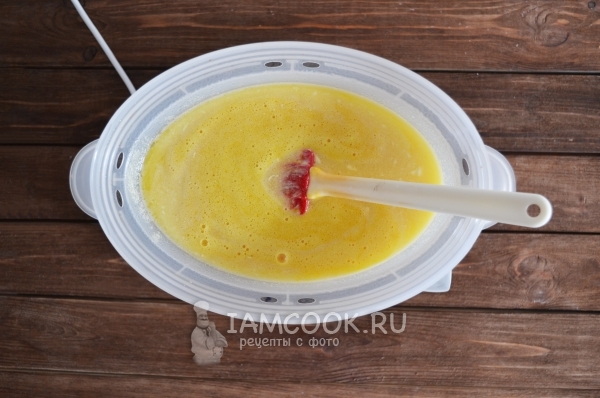 Влить яичную массу в мультиварку