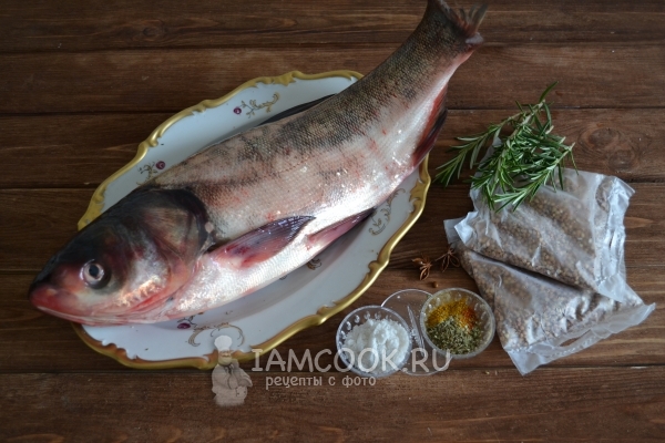 Ингредиенты для фаршированного гречкой толстолобика, запеченного целиком