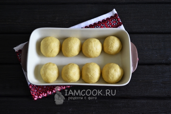 Выложить шарики из теста на противень