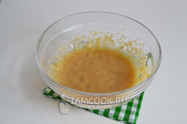 Размешать сахар с яблочным пюре