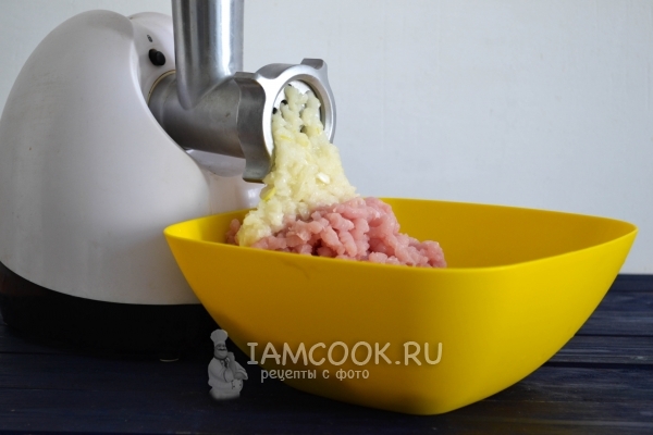 Перекрутить на мясорубке лук и чеснок