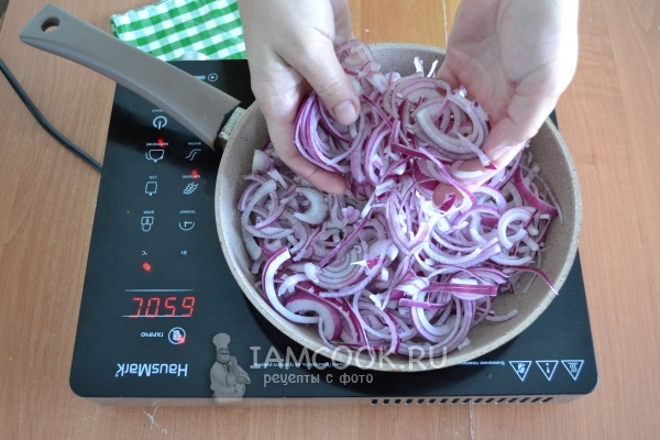 Положить лук на сковороду