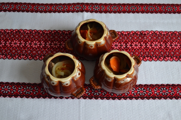 Положить в горшочки мясо, лук и морковь