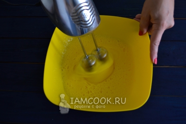 Взбить яйца с сахаром