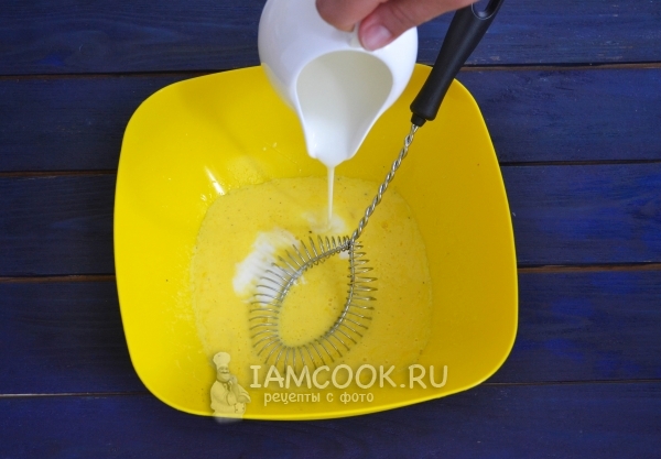 Соединить кефир с яйцом