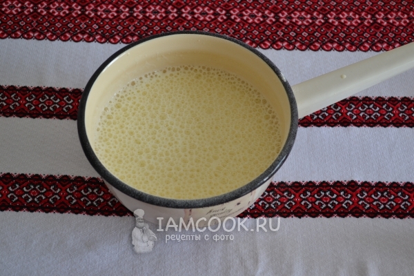 Взбить яйцо с молоком и сахаром