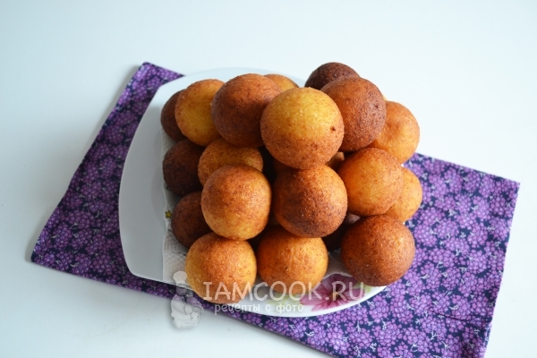 Положить пончики на салфетку