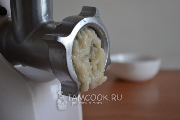 Перекрутить на мясорубке лук