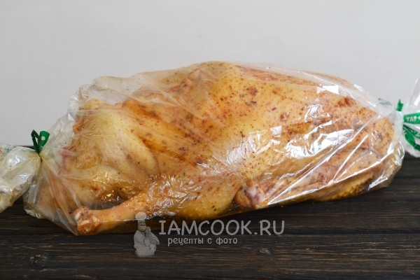 Положить гуся в рукав для запекания