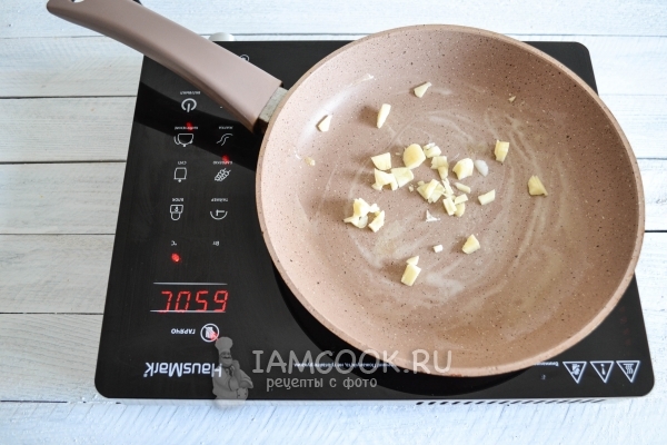 Обжарить чеснок