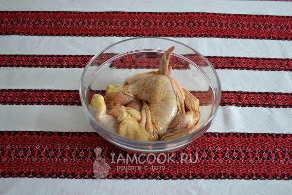 Залить кожу соевым соусом