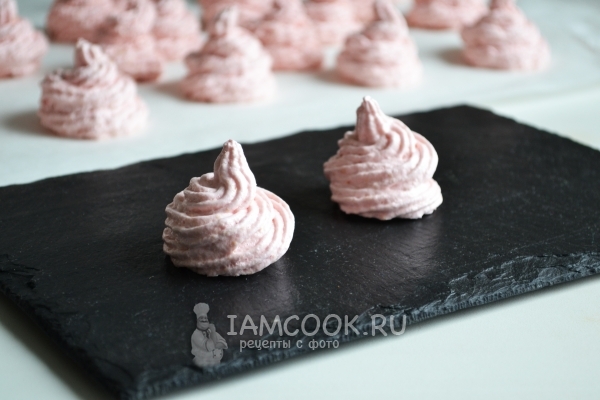 Выложить из кондитерского мешка зефирную массу