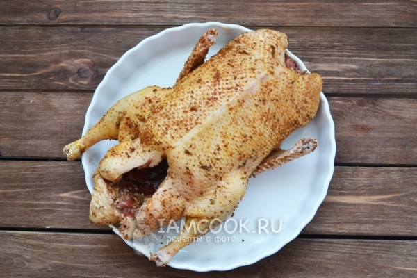 Натереть утку специями с солью