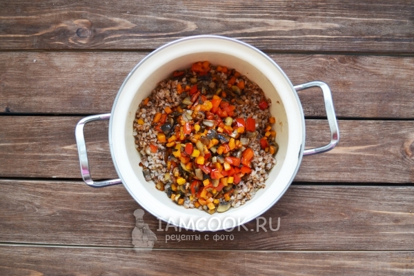 Добавить овощи с грибами к гречке