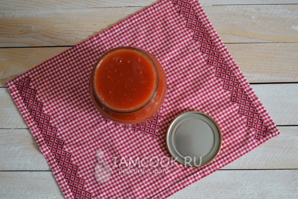 Перелить томатный сок в банку