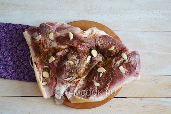 Выложили чеснок на рульку