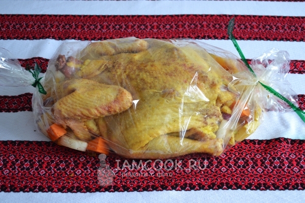 Положить курицу в рукав