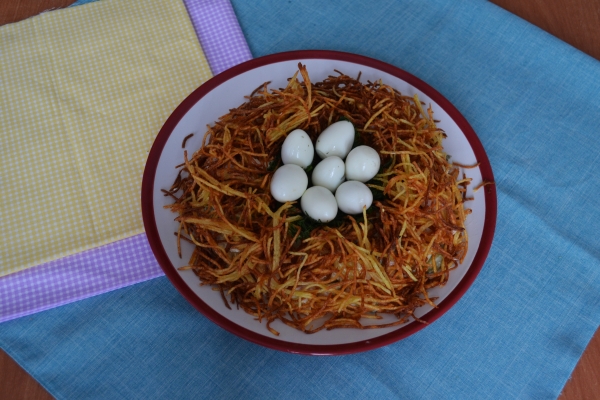 Положить на укроп яйца