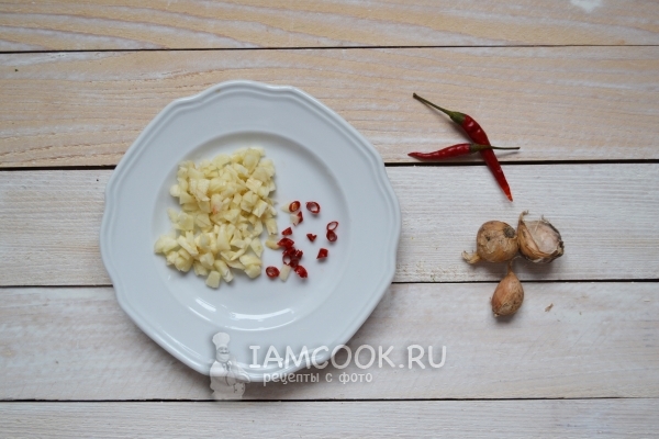 Порезать перец и чеснок