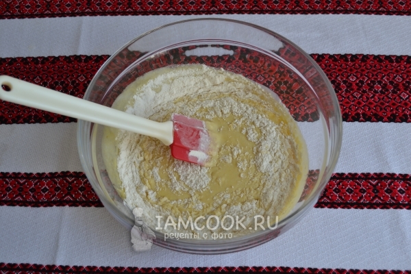 Влить в опару сливочно-яичную смесь