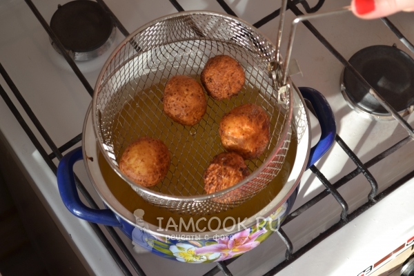 Достать пончики из масла