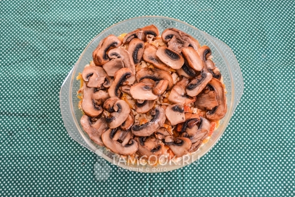 Положить слой грибов