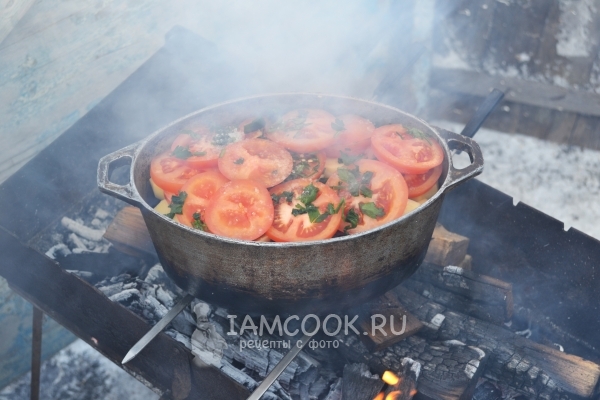 Поставить казан на костер