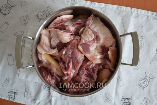 Положить мясо в кастрюлю
