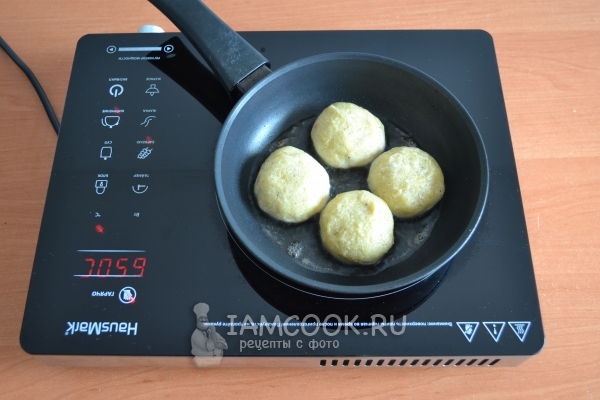 Положить котлеты на сковороду