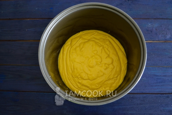 Перелить тесто в чашу мультиварки